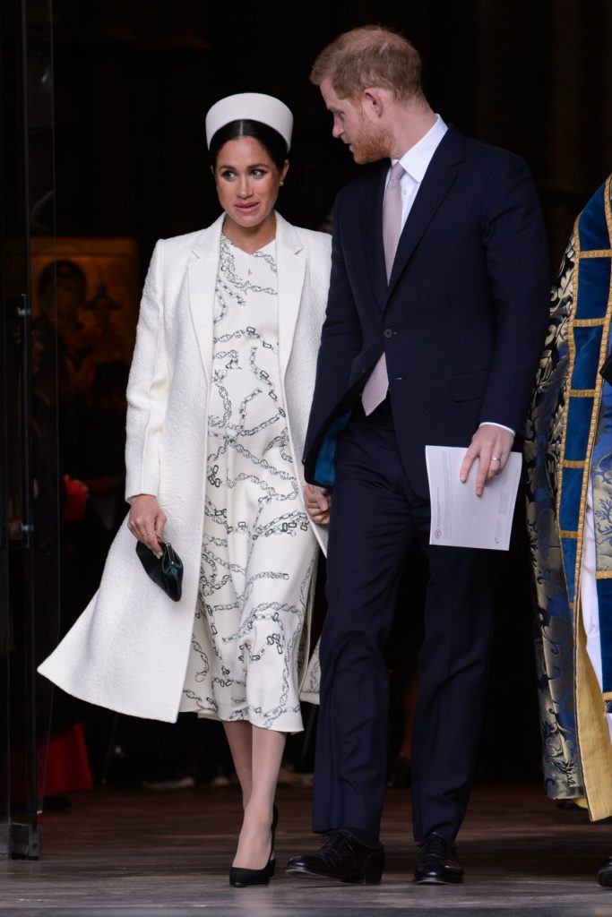 Meghan, Herzogin von Sussex trägt Mantel und Kleid von Designerin Victoria Beckham