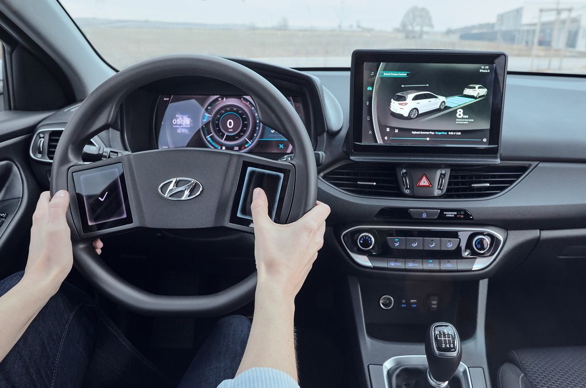 Hyundai hat seine Idee eines virtuellen Cockpits in einen i30 implantiert.