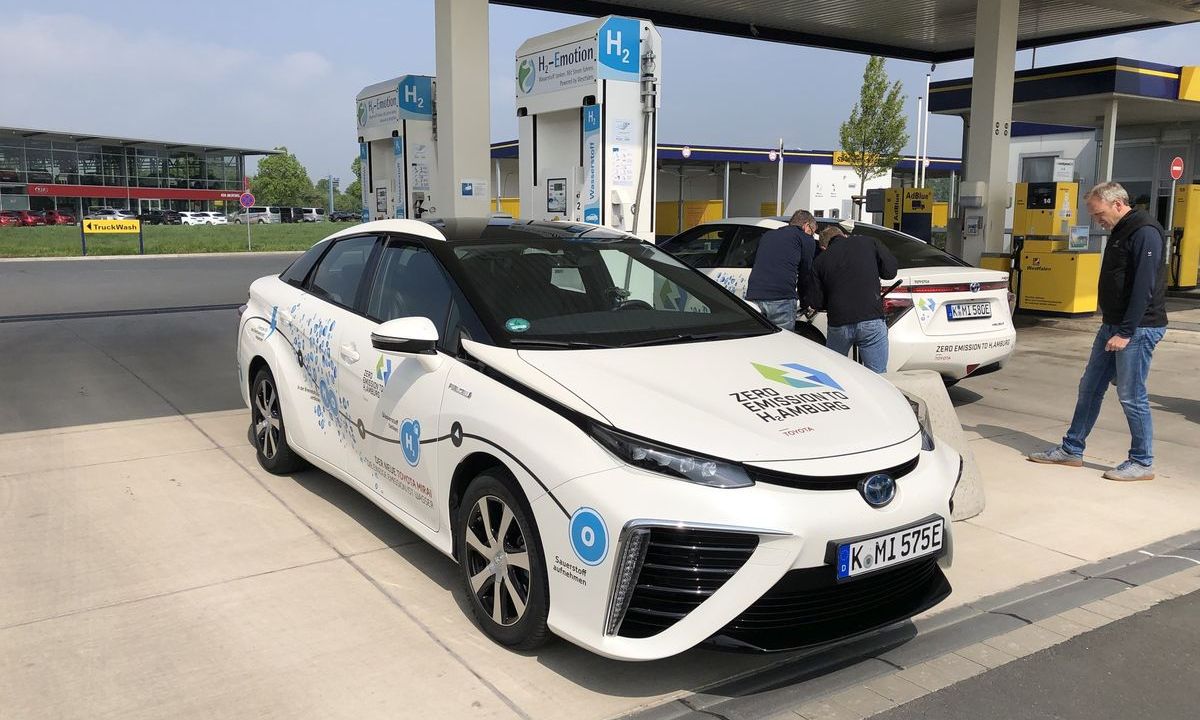 Toyota Mirai an der Wasserstoff-Tankstelle in Münster