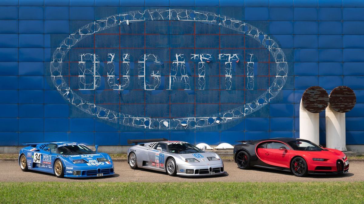 Die blaue Fabrik in Campogalliano: Bugatti EB 110 und Bugatti Veyron.