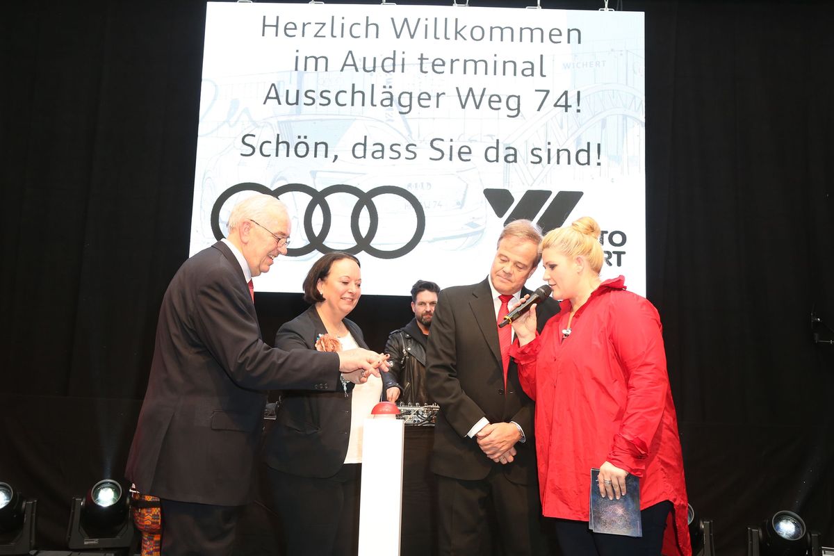 Bernd Glathe, Geschäftsführer Auto Wichert, und Gäste bei der Eröffnung