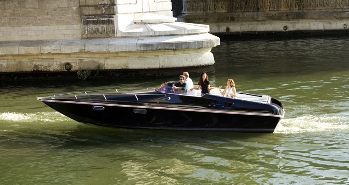 Elektro-Motorboot „Black Swan”