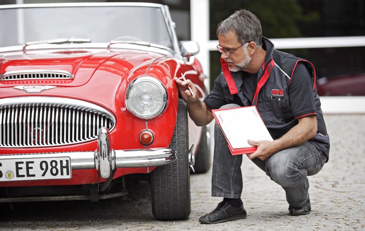 Ein GTÜ-Sachverständiger prüft einen Oldtimer mit H-Kennzeichen.