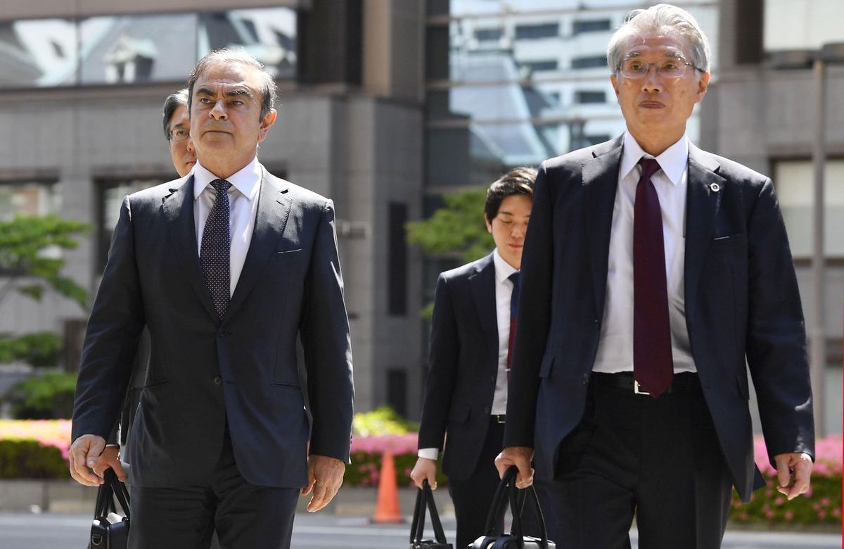 Carlos Ghosn mit seinem Anwalt Junichiro Hironaka im Sommer 2019 in Tokio (ddp images)