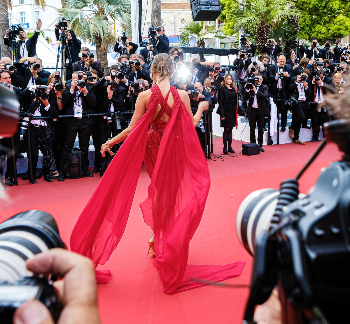 Wo Alessandra Ambrosio auftaucht, steht sie - so wie hier in Cannes - im Mittelpunkt (ddp images).