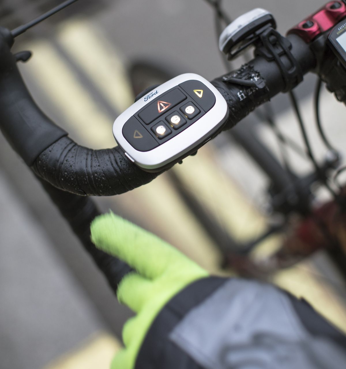 Die Emoji-Jacke von Ford für Radfahrer wird vom Lenker aus bedient.