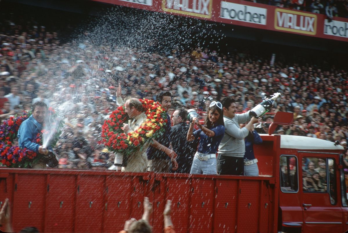 Le Mans 1970: Die Porsche-Fahrer Hans Herrmann und Richard Attwood feiern ihren Sieg.