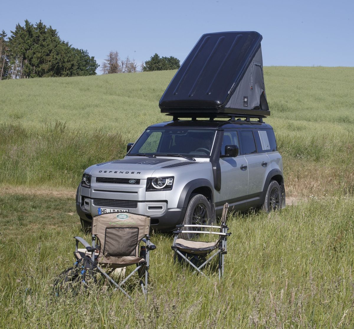 Land Rover vermietet den Defender 110 auf Wunsch auch mit Dachzelt, Fahrradträger und Campingmobiliar.