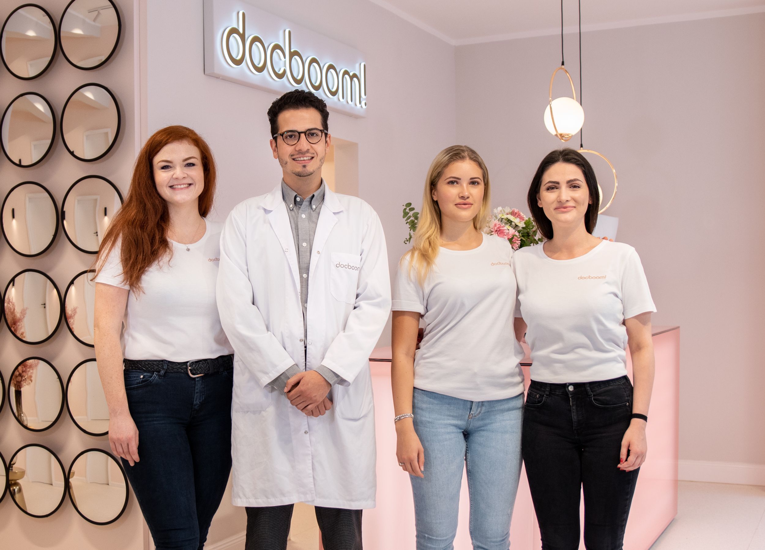 docboom-Team in Hamburg-Winterhude: Patrycja Plichta (Medical Skin Expert), Jorge Castañeda (M.D., Arzt für Ästhetische Medizin), Chiara Goffredo (Auszubildende), Tullia Geissler (Managerin)