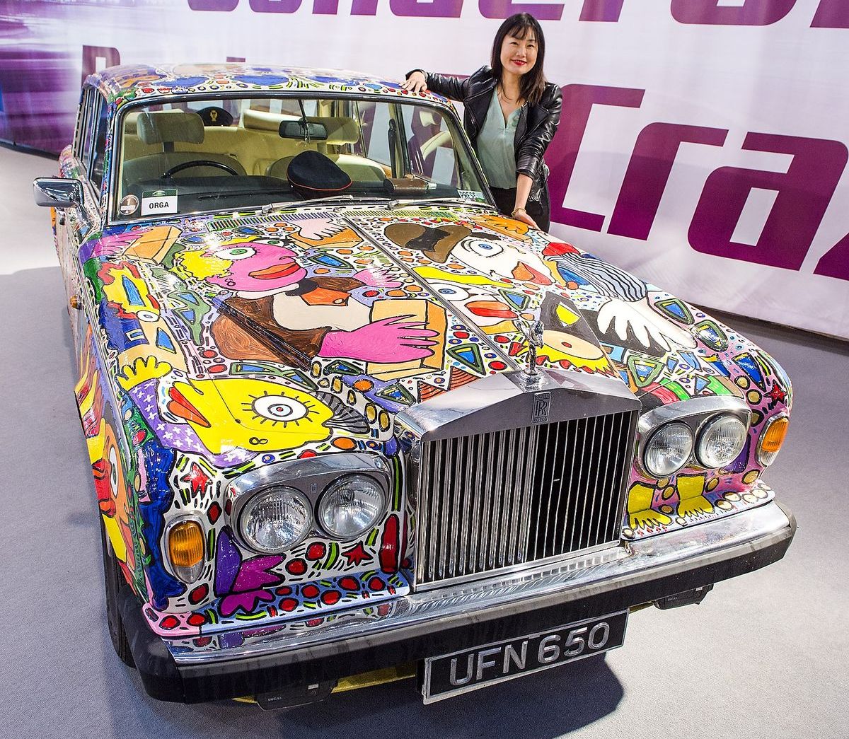 Der Leipziger Pop-Art-Künstler Michael Fischer präsentiert 2019 in Essen einen Rolls Royce in James-Bond-Optik.