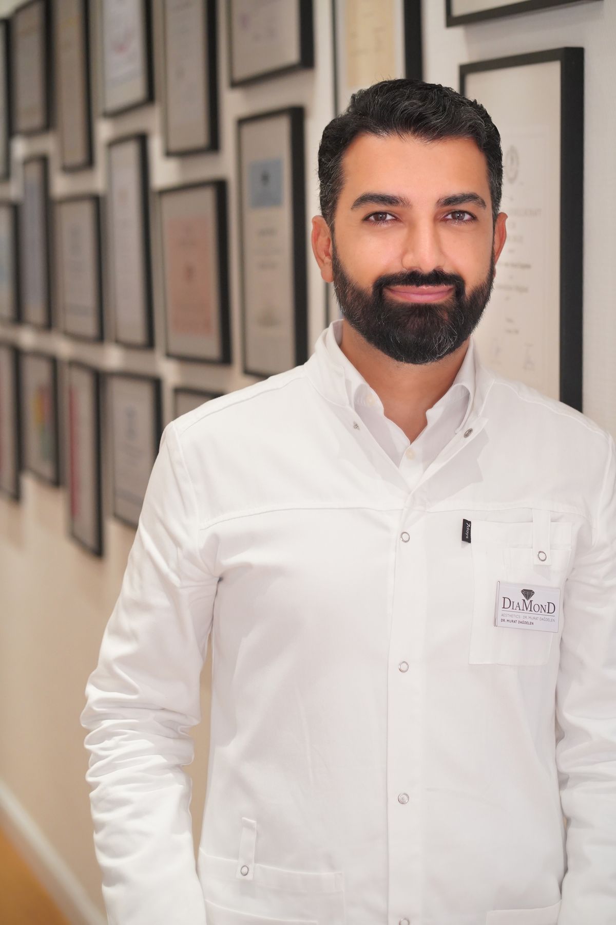 Dr. Murat Dağdelen, Facharzt für Plastische und Ästhetische Chirurgie und Gründer und Ärztlicher Direktor von DiaMonD Aesthetics in Düsseldorf.