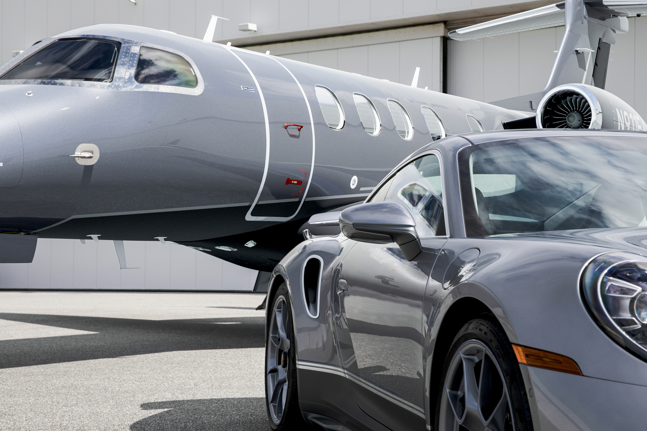 Porsche 911 Turbo S Duet und Embraer Phenom 300E Duet