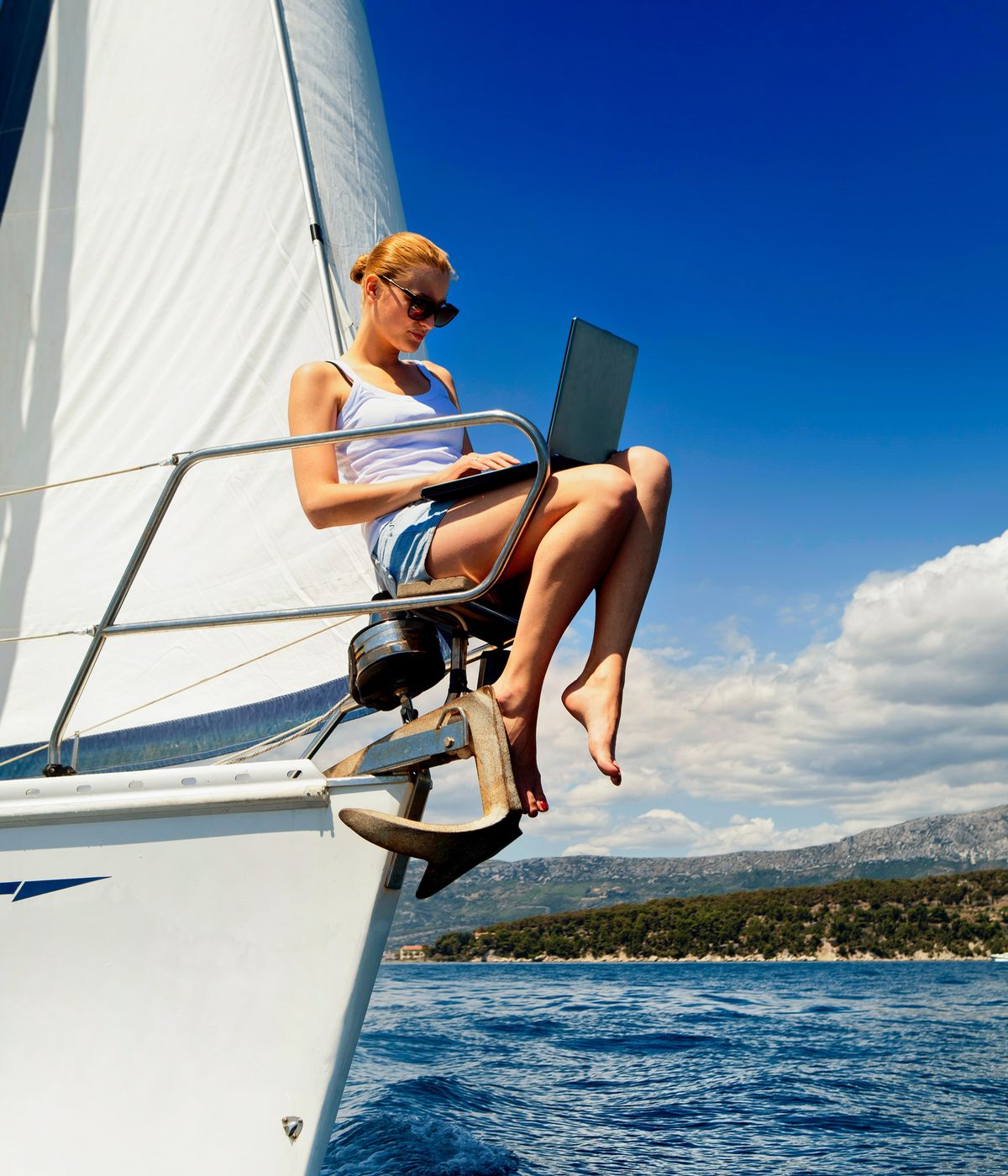 Boote und Yachten können alternativ mit kompletten Büros ausgestattet werden.