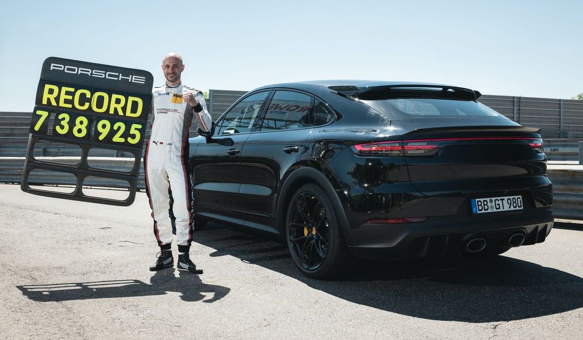 Porsche-Testfahrer Lars Kern holt mit Cayenne-Topmodell auf der Nordschleife neuen Rundenrekord für SUV