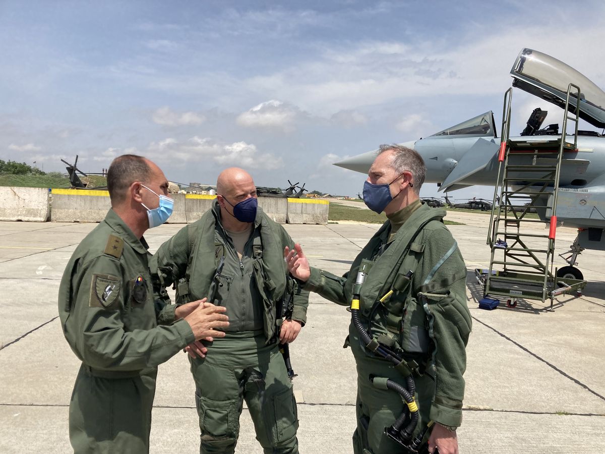 Generalmajor Viorel Pana, Chef der Rumänischen Luftwaffe, Generalleutnant Ingo Gerhartz und Air Marshall Gerry Mayhew auf dem Rollfeld des Flughafens von Constanta