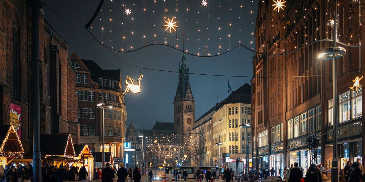 Die Hamburger Mönckebergstraße strahlt wieder weihnachtlich