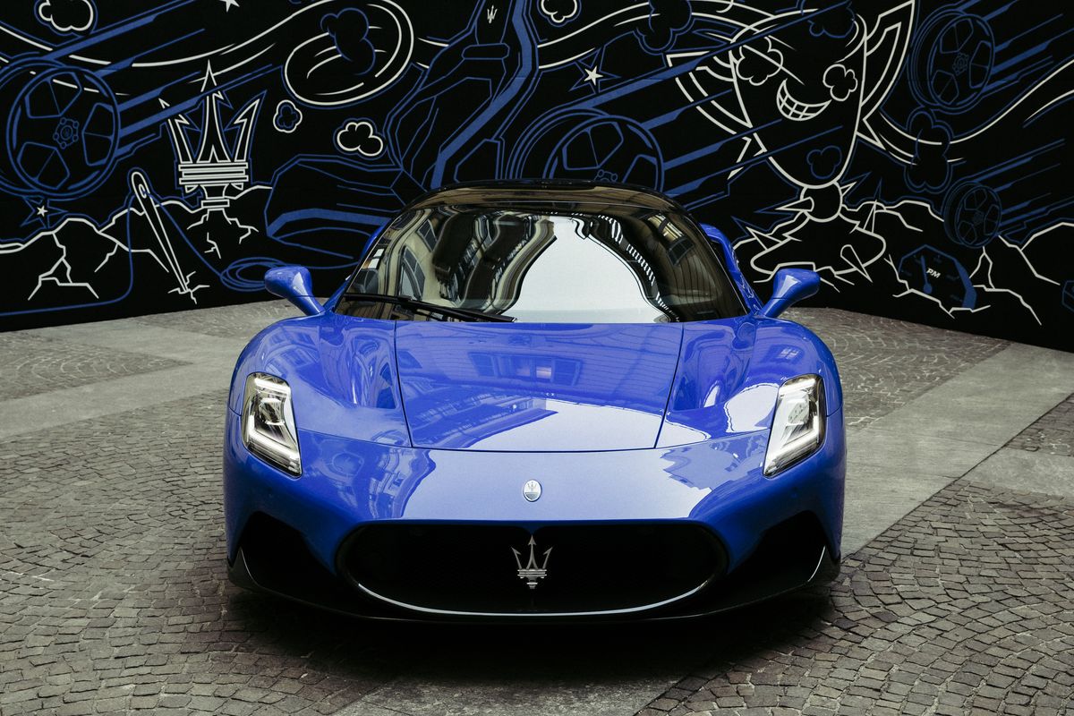 Maserati MC20 vor der Illustration von Pietro Mazza