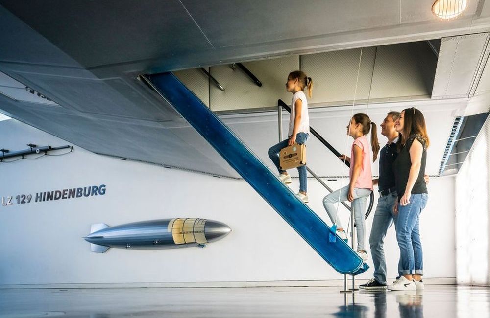 Im Zeppelin Museum Friedrichshafen oder bei einem Rundflug kommt man dem Mythos der Luftgiganten ganz nah. Im Zeppelin Museum Friedrichshafen oder bei einem Rundflug kommt man dem Mythos der Luftgiganten ganz nah.