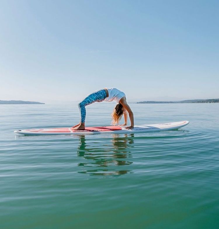 Balanceakt und Tiefentspannung gibt es beim SUP-Yoga. Balanceakt und Tiefentspannung gibt es beim SUP-Yoga.