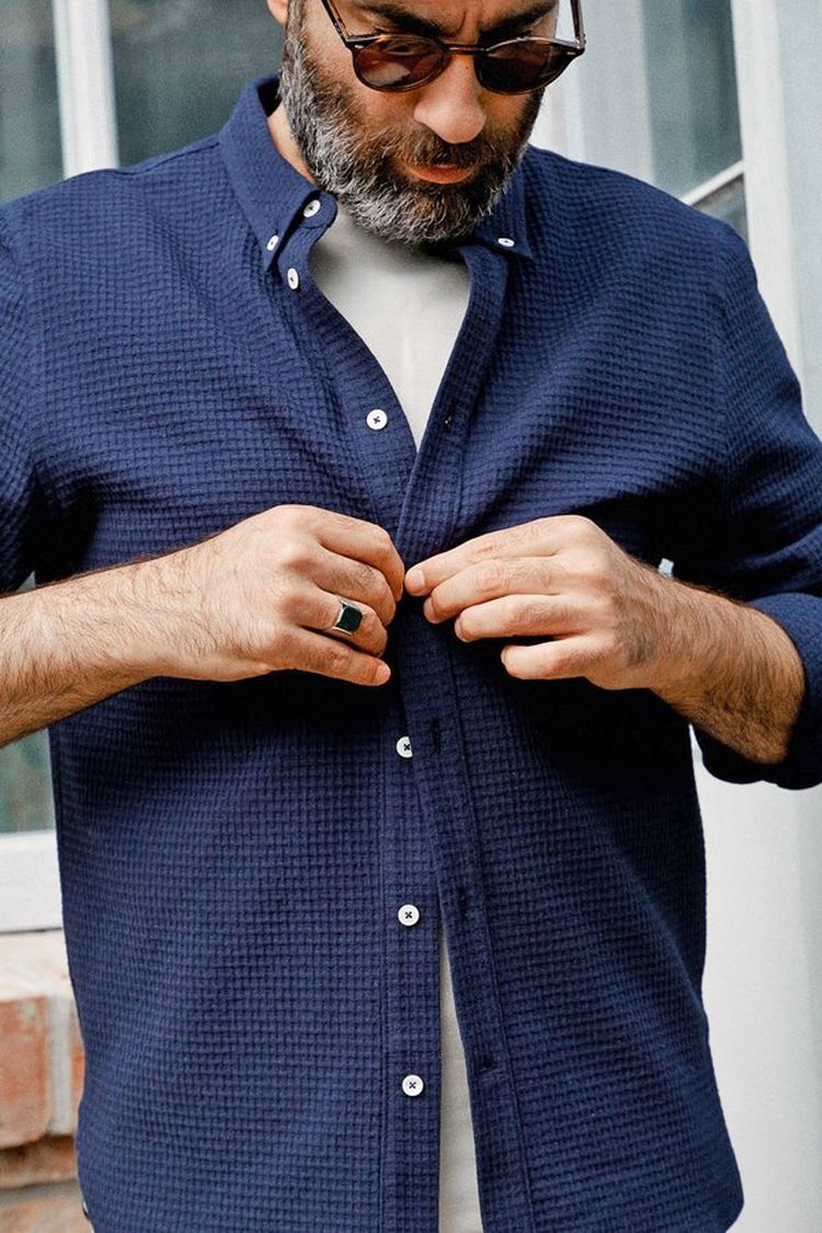 Das Casual Button-Down-Hemd aus Bio-Baumwolle zeichnet sich durch den besonderen Stoff mit Waffelstruktur aus. Es eignet sich für viele Anlässe, hochgeknöpft oder offen über einem T-Shirt.