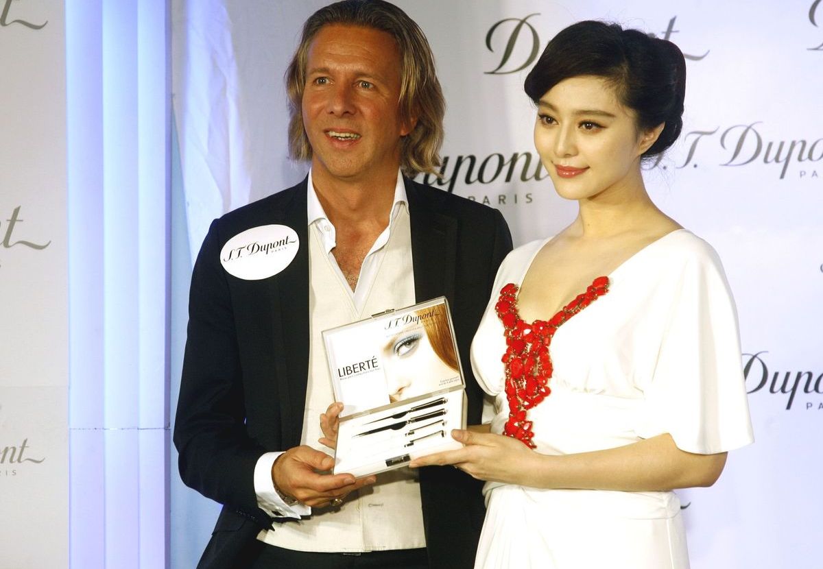 Alain Crevet (Chairman von S.T. Dupont) mit Fan Bingbing (chinesische Schauspielerin) bei einer Präsentation