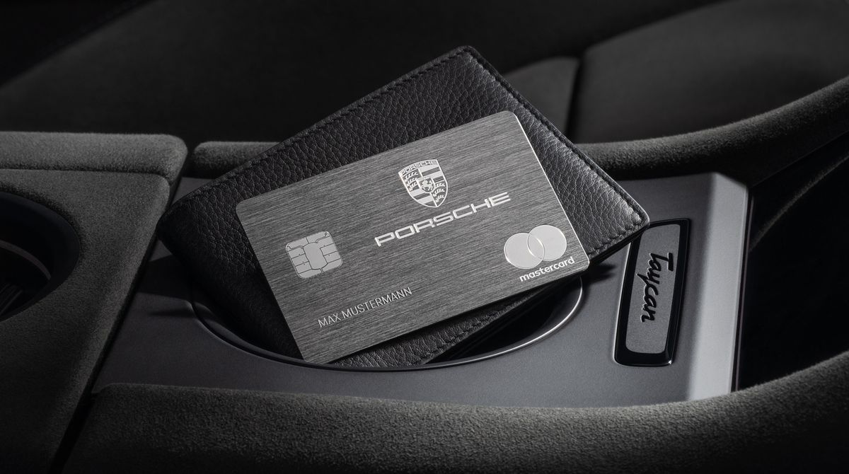 Foto: Die neue Edelstahl-Kreditkarte von Porsche.
