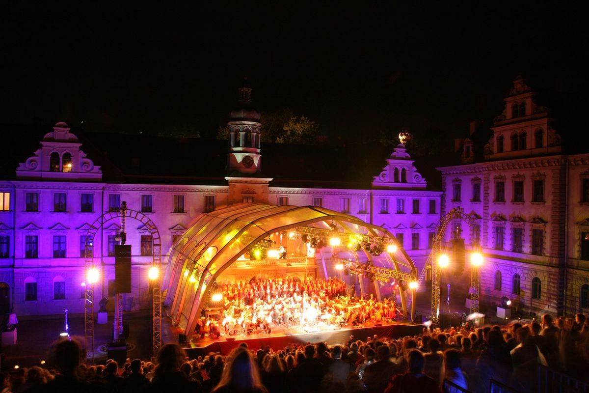 Foto: Das Großaufgebot bei den Thurn und Taxis Schlossfestspielen 2023.
