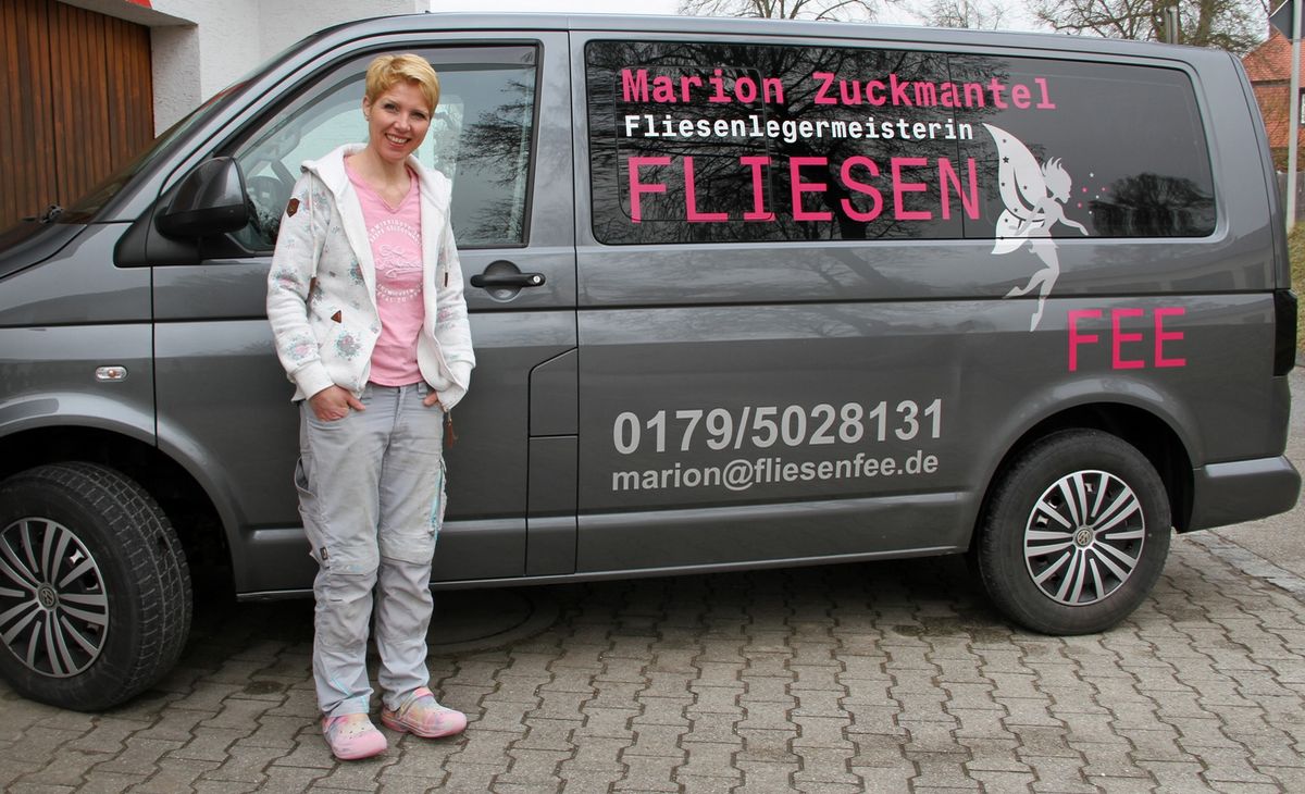 Foto: Marion Zuckmantel - Fliesenlegermeisterin mit ihrem Traumberuf.