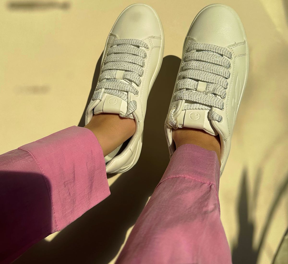 Foto: Model Minela Fisic in der Schuh-Sommer-Kollektion vom Tamaris.