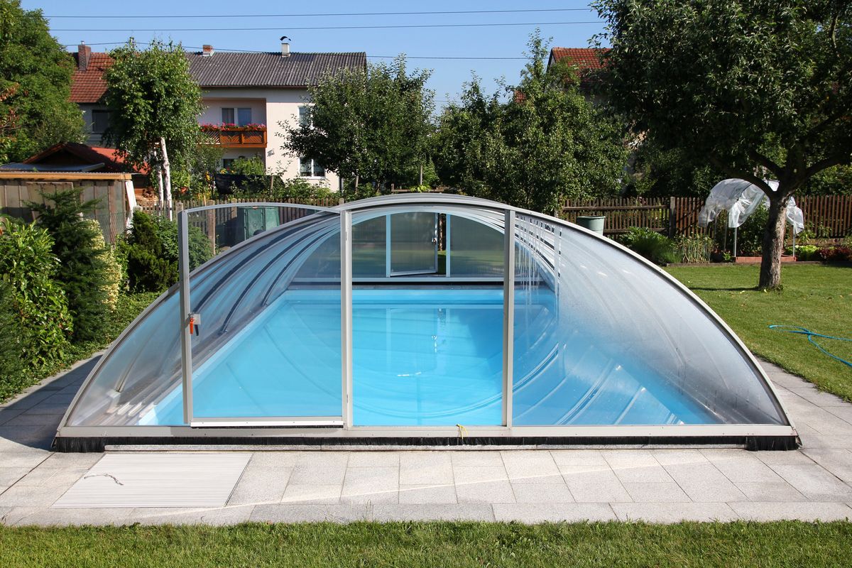 Foto: Vorteile eines Pools mit Dach.