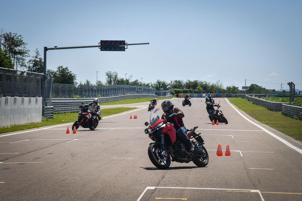 Foto: So bewegen Sie eine Ducati unter Anleitung auf dem Racetrack.