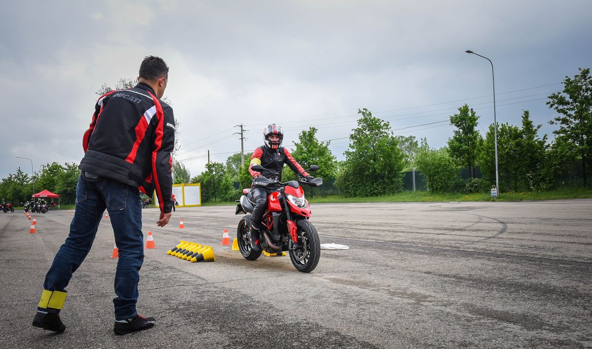 Foto: So bewegen Sie eine Ducati unter Anleitung auf dem Racetrack.