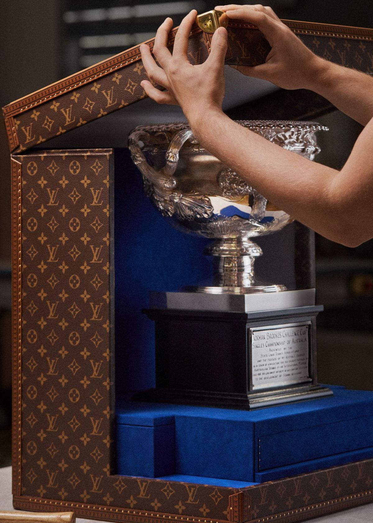 Foto: Louis Vuitton Trophäenkoffer schmücken die Australian Open 2024.