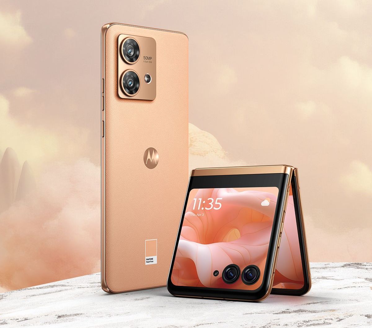 Foto: Motorola: Smartphones in der Trendfarbe "Peach Fuzz".