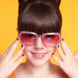 Die Trends zur farbenfrohen Brillenmode 2024