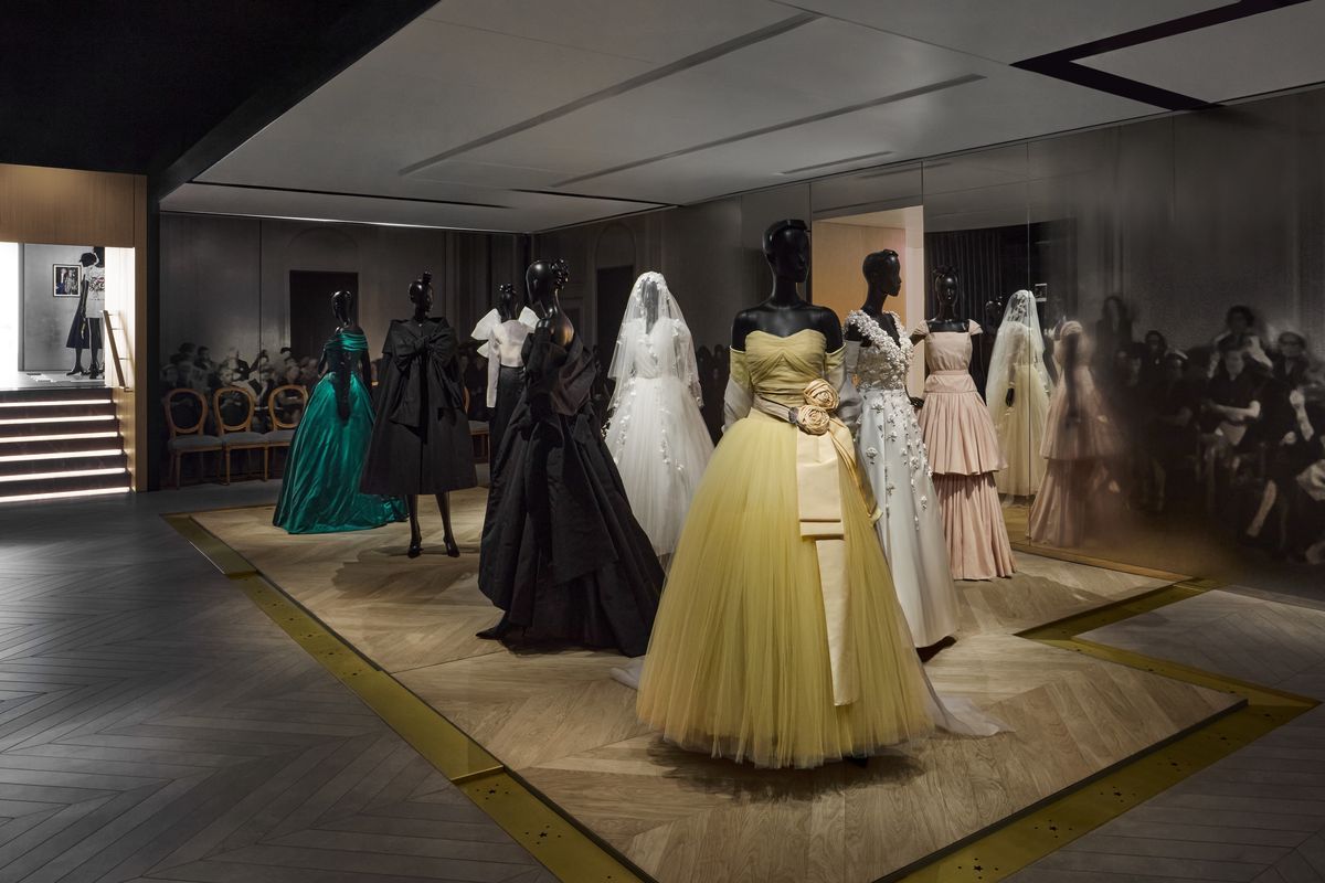 Foto: "La Galerie Dior" zeigt Outfits aus der Serie "The New Look".