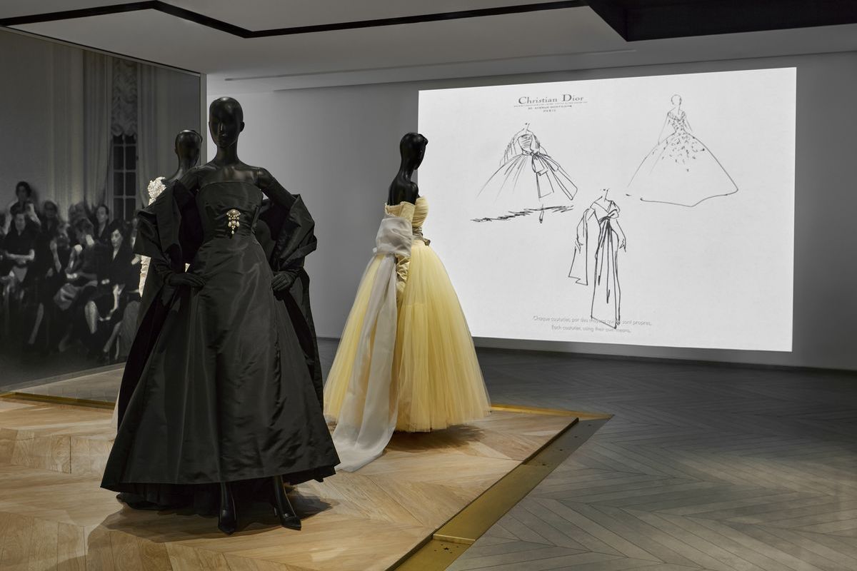 Foto: "La Galerie Dior" zeigt Outfits aus der Serie "The New Look".