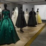"La Galerie Dior" zeigt Outfits aus der Serie "The New Look"