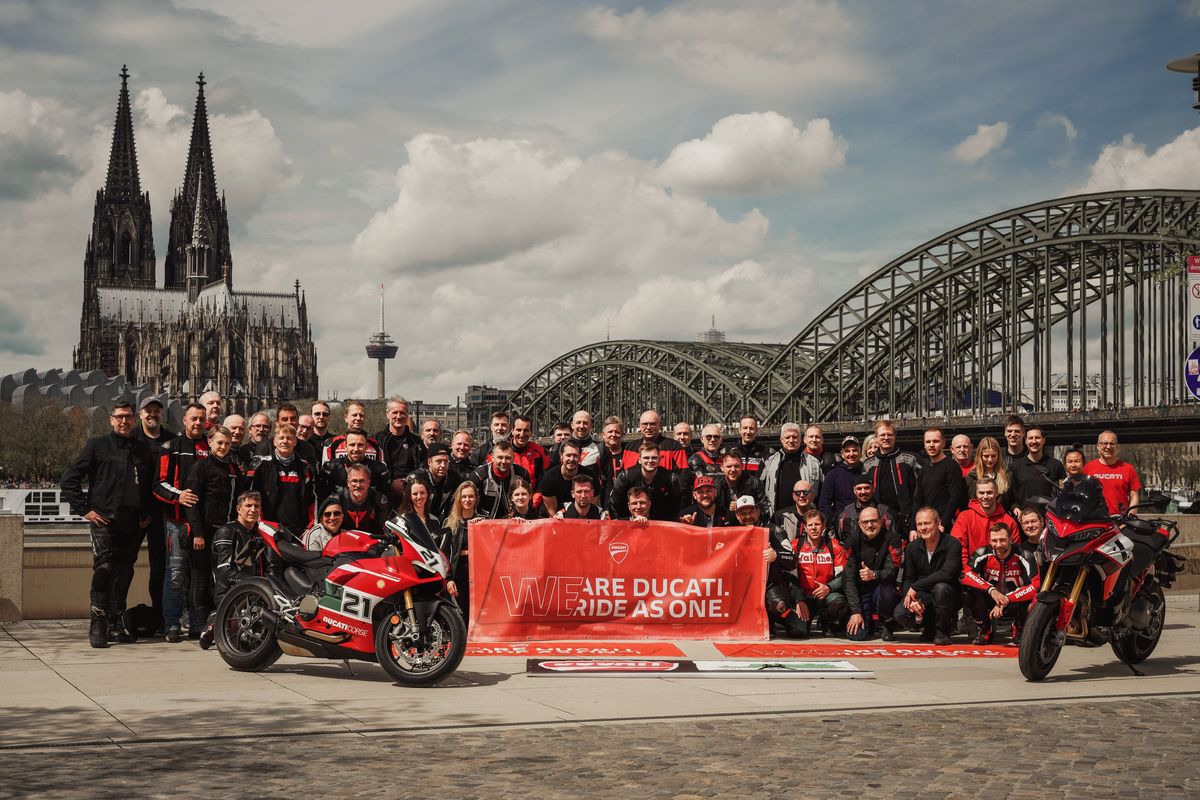 Foto: Ducati-Fahrer vereinen sich bei "We ride as One".