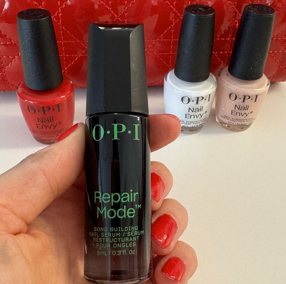 Foto: Model Minela Fisic testet den O·P·I Repair Mode.