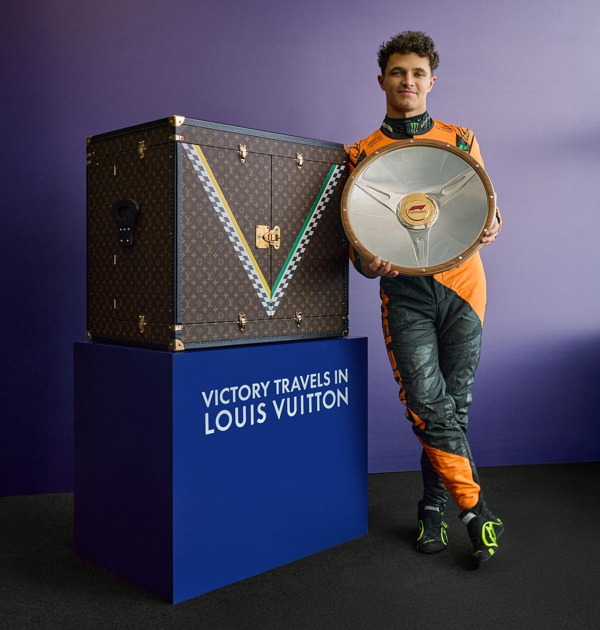 Foto: Lando Norris erhält Trophäe in Luxustruhe.