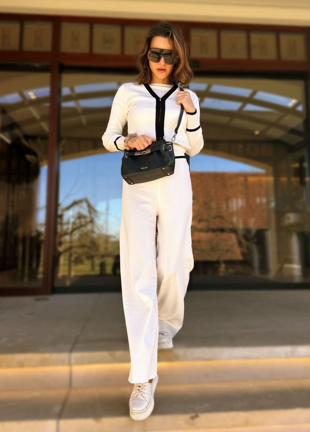 Model Minela Fisic testet Taschen von Tamaris