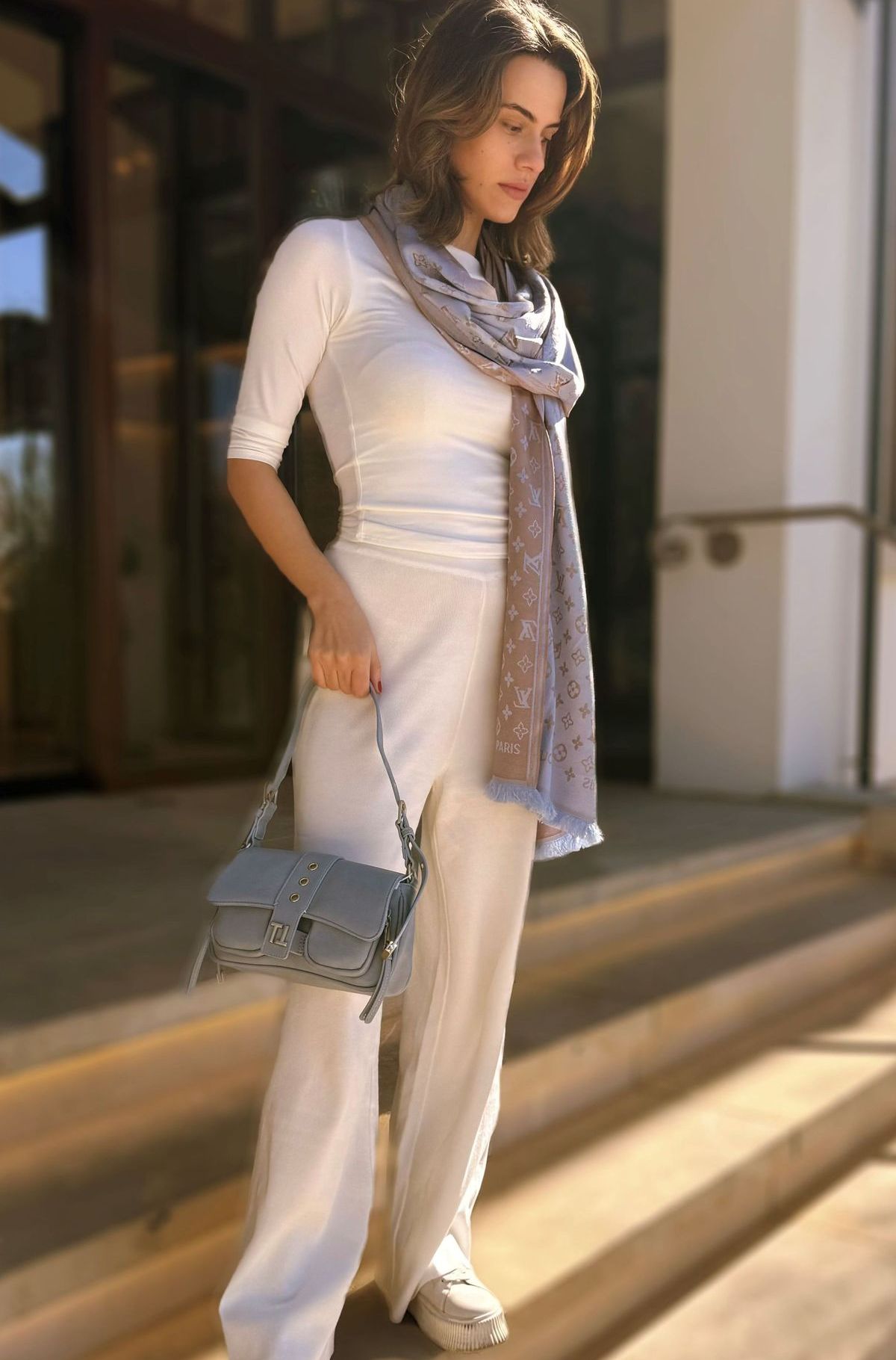 Model Minela Fisic testet Taschen von Tamaris