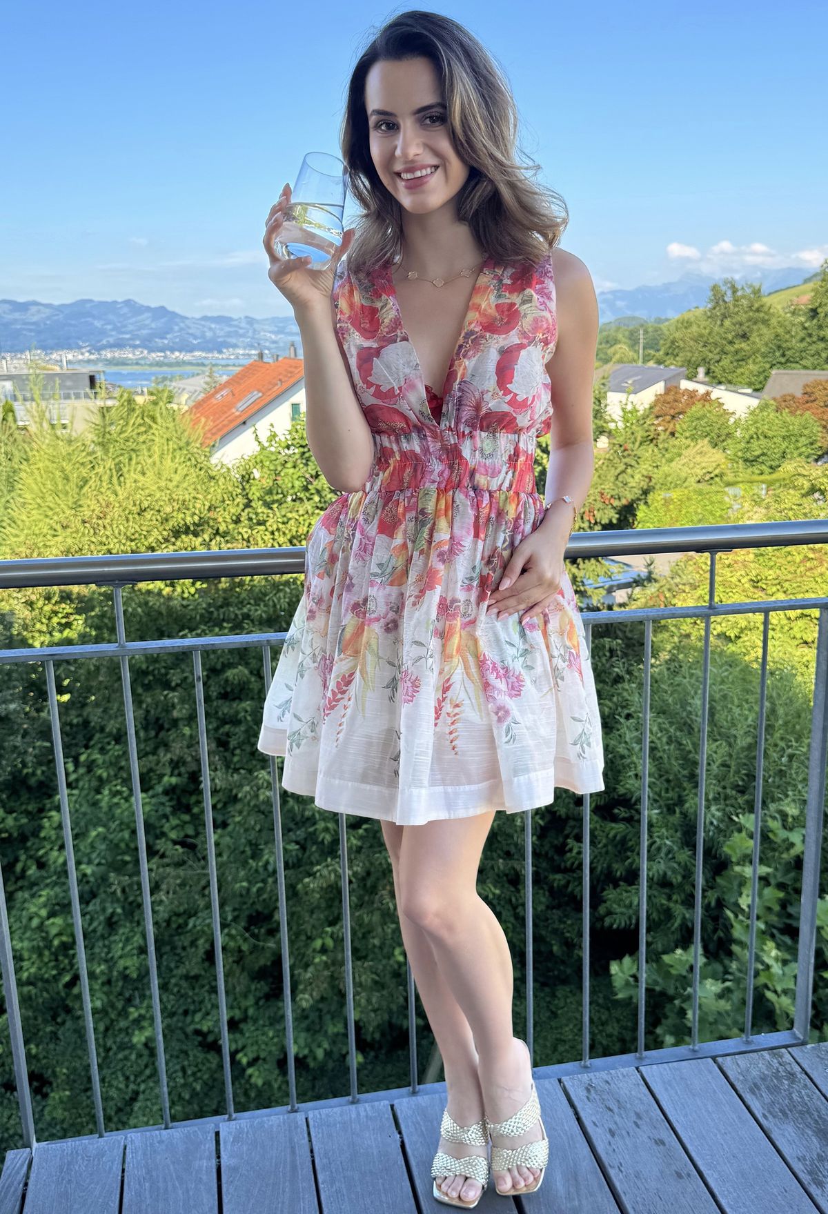 Model Minela Fisic testet die Zwiesel Glas Becherserie "Level".