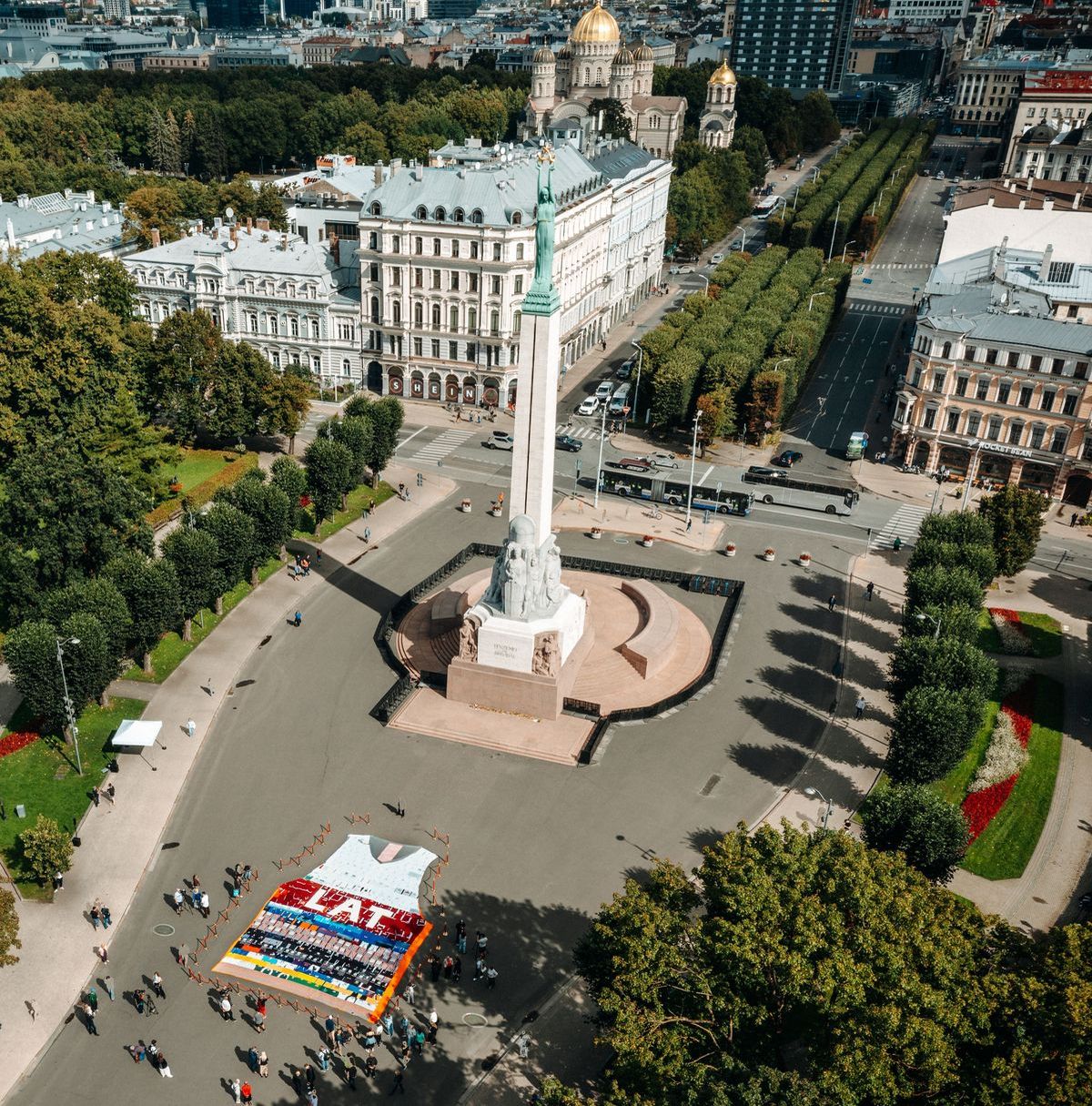 Bourzma näht das größte Basketball-Trikot der Welt mit Bernette