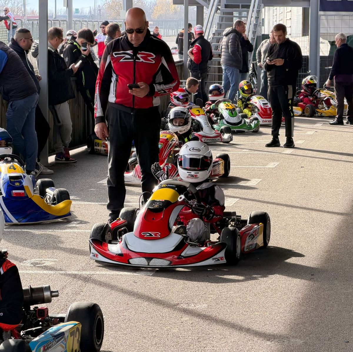 Vincent Bert mit seinem Mechaniker auf dem Weg zum Start.