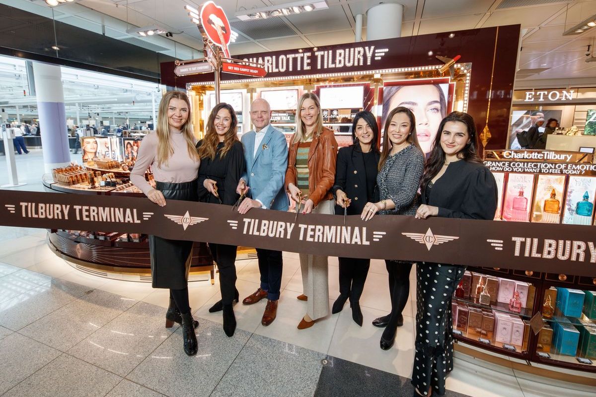 Charlotte Tilbury apre all'aeroporto di Monaco