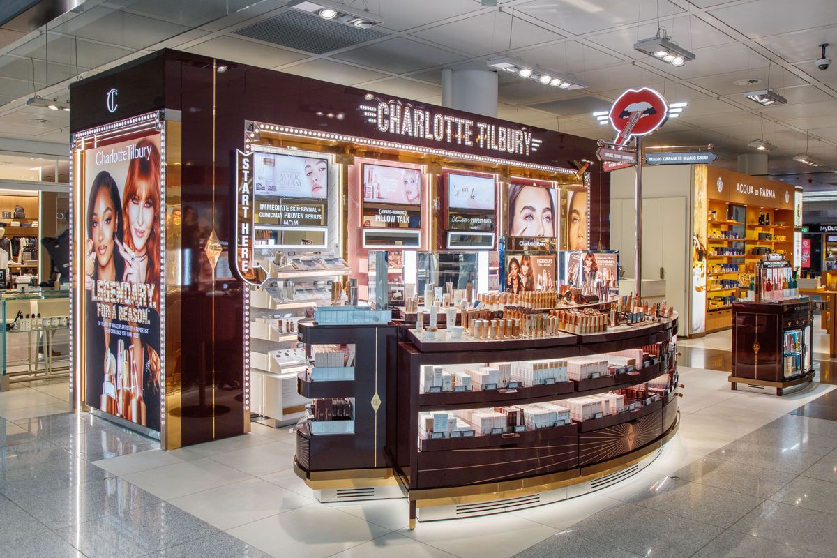 Charlotte Tilbury apre all'aeroporto di Monaco