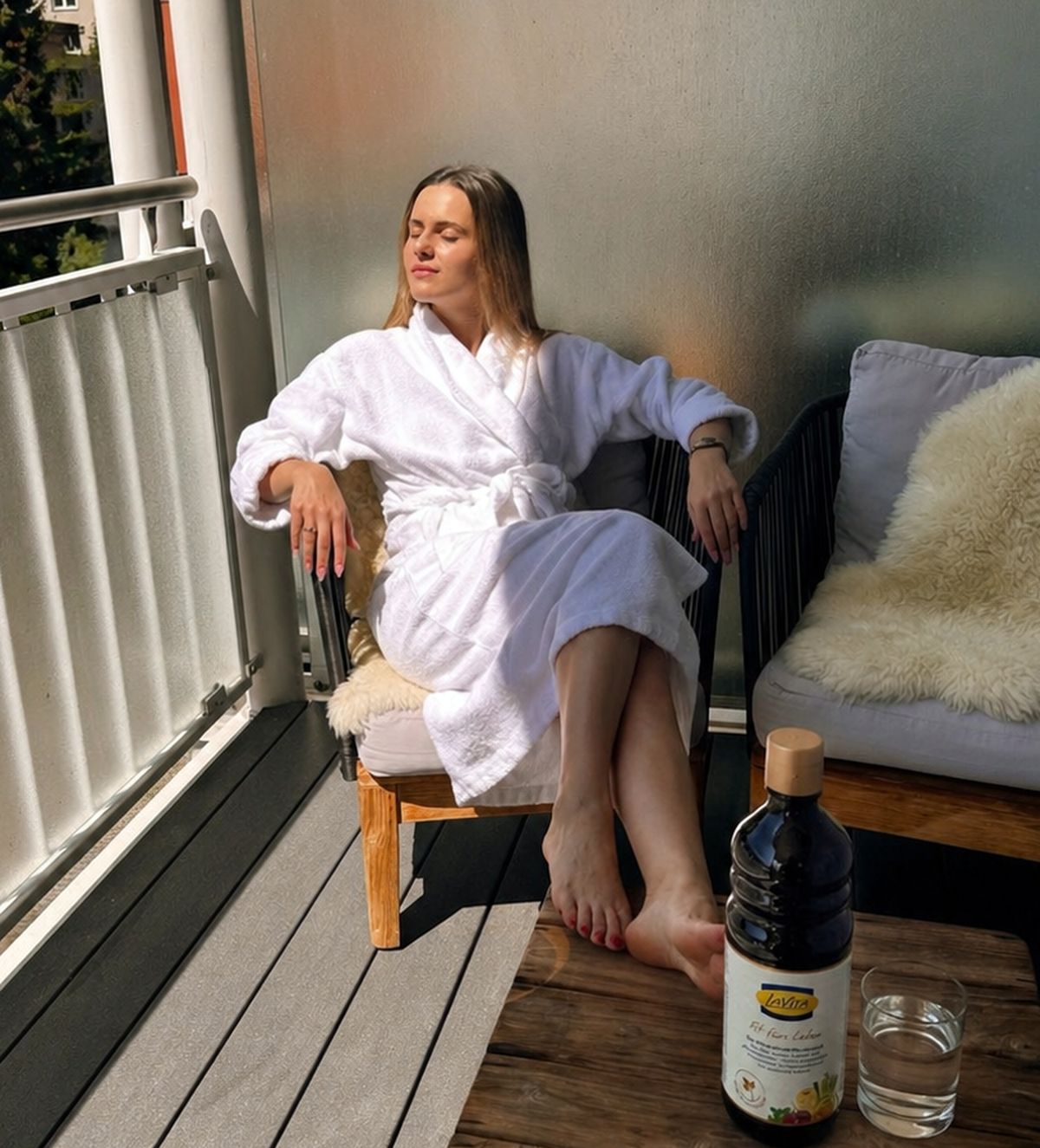 Model Minela Fisic trinkt LaVita im Alltag