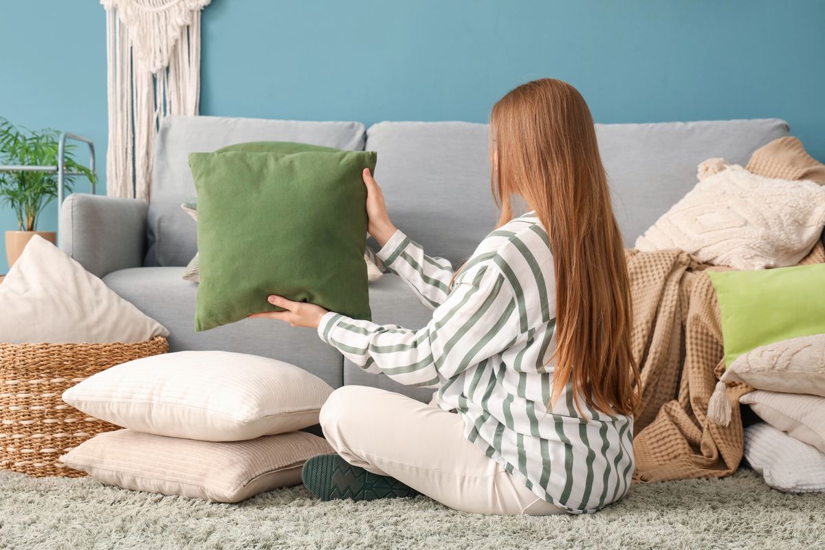 Combinar muebles modernos con toques femeninos.